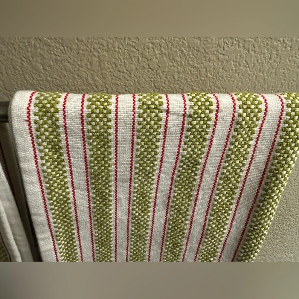Set of 4 Hand Towels White Red Green Christmas Holiday Kitchen Bathroom Decor